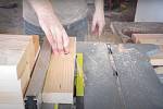 Nařežte si, popřípadě i ohoblujte dřevěné součásti, z nichž budete lavičku sestavovat. Jde o delší a kratší díly nohou lavice a delší a kratší díly budoucí sedací plochy.