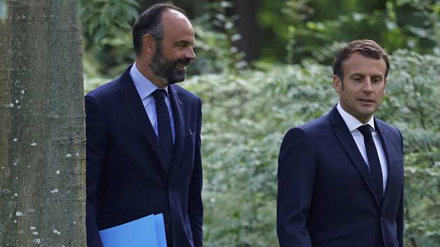 Francouzský prezident Emmanuel Macron (vpravo) a premiér Edouard Philippe