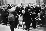 Adolf Hitler podává Háchovi ruku na pohřbu Reinharda Heydricha