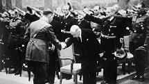 Adolf Hitler podává Háchovi ruku na pohřbu Reinharda Heydricha