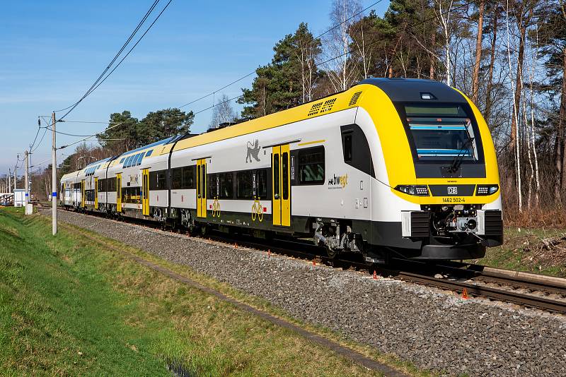 Jednotka řady ET 462 - Siemens Desiro HC pro regionální vlaky během testovacích jízd na zkušebním okruhu.