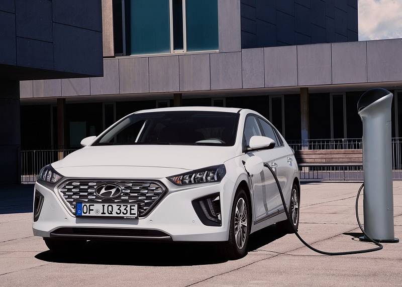 Hyundai Ioniq PHEV. Emise 26 g/CO2 na km. Spotřeba 1,1 l/100 km.