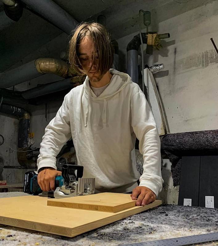 Osmnáctiletý Radek Pospíšil si ve svých šestnácti letech začal vlastníma rukama budovat tiny House. Dnes už plně vybavený dům je jeho splněným snem.