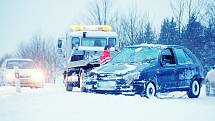 Sníh a kluzká silnice byly příčinou dopravní nehody, která se stala ve čtvrtek 2. prosince 2010 ráno nedaleko Nahého Újezdce na Tachovsku. Vozidlo ze závějí vyprostila odtahová služba.