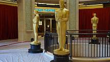 Oscary bude tradičně předávat plejáda vítězů z minulých let a půjde tedy o solidní přehlídku tváří.