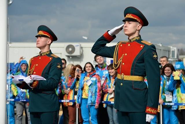 Přivítání české výpravy proběhlo ve skromném duchu - vojáci chyběli, takto totiž jinde vítali ruského prezidenta Putina