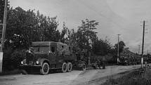 Konvoj vozidel povstalecké slovenské armády nedaleko Kelemeše (dnes součást Prešova)