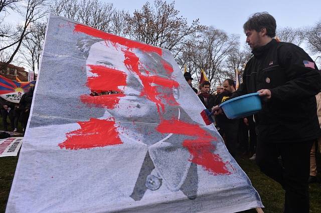 Protestní akce proti nekritickému sbližování ČR a Číny se konala 29. března na pražské Kampě v době návštěvy čínského prezidenta Si Ťin-pchinga v Česku.