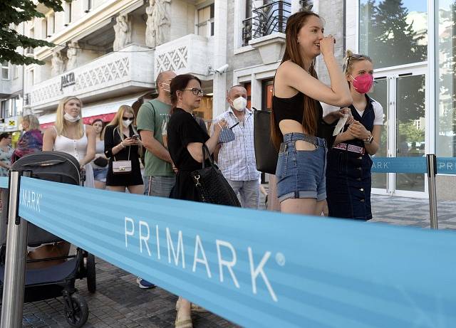 Primark v Praze otevřel. Už od rána se tvořila na Václavském náměstí fronta.