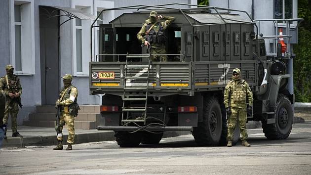 Ruští vojáci hlídkují v Chersonu na jihu Ukrajiny 20. května 2022
