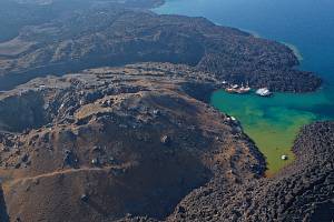 Letecký pohled na kráter na ostrově Nea Kameni,