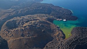 Letecký pohled na kráter na ostrově Nea Kameni,