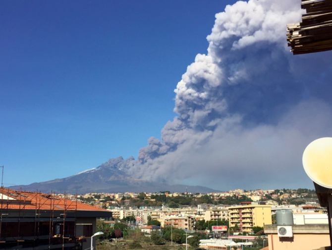 Sopka Etna se probudila k životu.