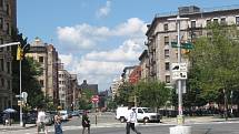 Ulice St. Nicholas Avenue v New Yorku, na níž v roce 1956 přistál opilý pilot Thomas Fitzpatrick, aby si o dva roky později stejný kousek zopakoval