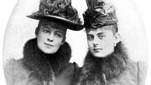 Mary Vetserová (vpravo) s přítelkyní Marií Larischovou, sestřenicí korunního prince Rudolfa. Larischová zprostředkovávala schůzky milenců Mary a Rudolfa. Po jejich smrti upadla kvůli tomu v nemilost u Rudolfovy matky Sisi