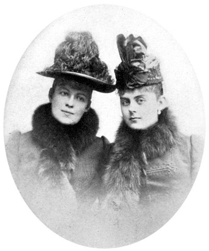 Mary Vetserová (vpravo) s přítelkyní Marií Larischovou, sestřenicí korunního prince Rudolfa. Larischová zprostředkovávala schůzky milenců Mary a Rudolfa. Po jejich smrti upadla kvůli tomu v nemilost u Rudolfovy matky Sissi.