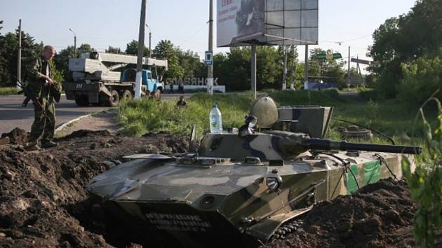 Ve Slavjansku na východě Ukrajiny v noci z 16. května na 17. kvatně  svedla vládní Národní garda boj s proruskými separatisty.