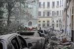 Záchranáři se shromažďují před poškozenými budovami ve Lvově, pátrání po obětech pokračuje