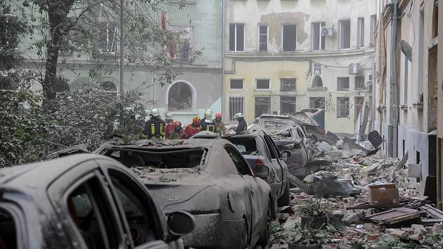 Záchranáři se shromažďují před poškozenými budovami ve Lvově, pátrání po obětech pokračuje