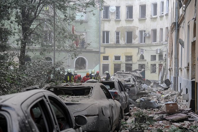 Poškozené budovy ruskými raketami v ukrajinském Lvově.