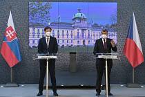 Premiér Andrej Babiš (vpravo) vystoupil 15. dubna 2021 v Praze na tiskové konferenci po jednání s předsedou slovenské vlády Eduardem Hegerem (vlevo).