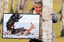 Plzeňský fotograf Jaroslav Vogeltanz ukazuje svůj snímek s názvem Setina mezi životem a smrtí, s nímž vyhrál soutěž National Geographic Photography Contest  2007 v kategorii Zvířata