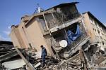 Trosky budov zřícené při zemětřesení v tureckém městě Antakya, 11. února 2023
