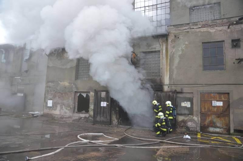 Někdejší cukrovar v Zákolanech zachvátil před pátou hodinou ranní obrovský požár.