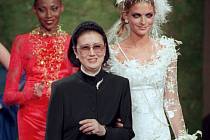 Japonská návrhářka Hanae Moriová (vpředu) na módní přehlídce v Paříži 9. července 1997