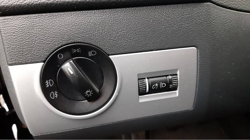 Každý, kdo je zvyklý na jakýkoli jiný vůz koncernu VW, musí být díky podobným ovládacím prvkům jako doma i v Multivanu.