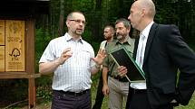 Certifikát FSC potvrzující ekologické hospodaření v lesích převzal včera na Hříběcích Boudách ředitel Správy Krkonošského národního parku Jan Hřebačka z rukou ministra životního prostředí Mika a zástupce občanského sdružení FSC Rezka.