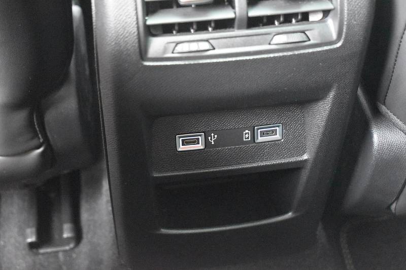 USB zásuvek je v autě dostatek