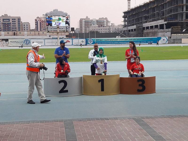 Anna Muziková (vpravo) získala na Grand Prix v Dubaji bronz v hodu kuželkou