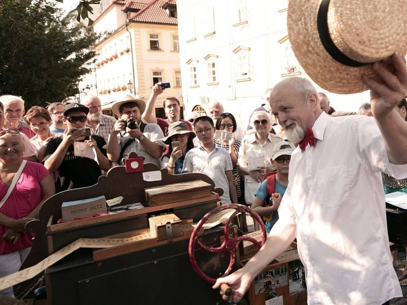 Flašinet žije! Mezinárodní festival flašinetářů – Na Kampě u Karlova mostu. 