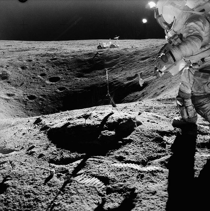 Velitel mise Apollo 16 John Young odebírá vzorky lunárního povrchu.