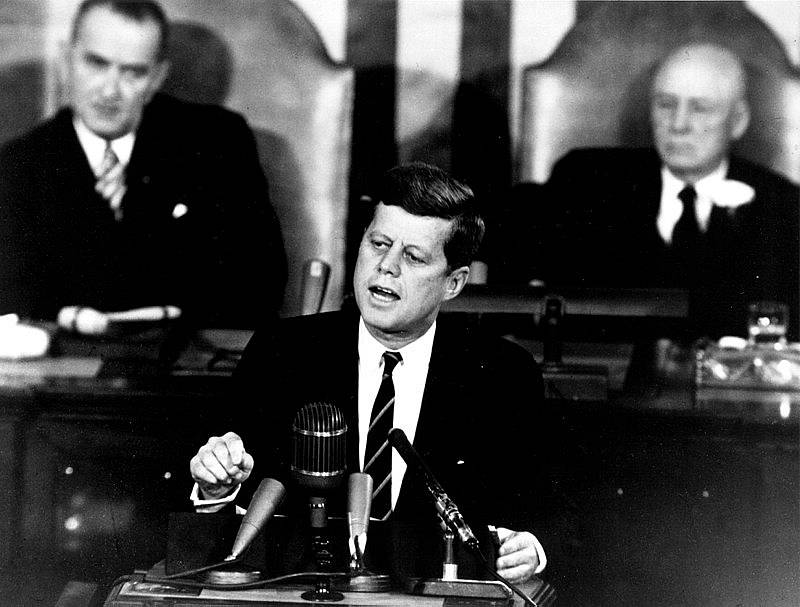 Prezident John Fitzgerald Kennedy oznamuje záměr dostat prvního člověka na Měsíc. Spojeným státům se to povedlo, prezident se historického okamžiku, k němuž notně přispěl, nedožil.