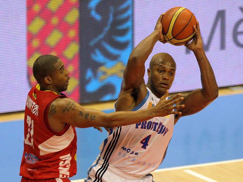 Basketbalisté Prostějova (v bílém) v zápase s Pardubicemi.