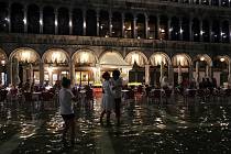 Záplavy udělaly ze slavného benátského Náměstí Svatého Marka bazén.