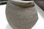 Keramický pohárek na pití z doby římské objevený při archeologických vykopávkách ve Fleet Marston, Anglie.