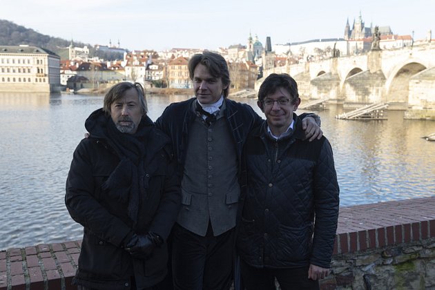 Režisér Petr Václav (vlevo), představitel hlavní role Vojtěch Dyk (uprostřed) a dirigent Václav Luks pózují 8. prosince 2020 v Praze po tiskové konferenci při příležitosti natáčení filmu Il Boemo.