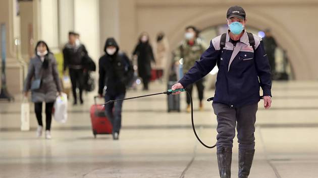 Dezinfekce prostor železničního nádraží v čínském Wu-chanu na snímku z 22. ledna 2020