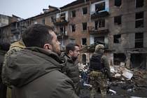 Ukrajinský prezident Volodymyr Zelenskyj sleduje na snímku z 25. listopadu škody po ruském ostřelování v okolí Kyjeva