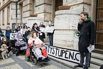 Demonstrace organizace Asistence a lidí s postižením před budovou MPSV proti hrozícímu nekompenzovanému zdražení sociálních služeb.