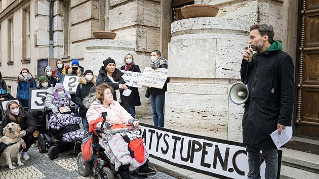 Demonstrace organizace Asistence a lidí s postižením před budovou MPSV proti hrozícímu nekompenzovanému zdražení sociálních služeb.