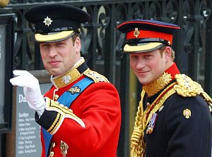 Princ William a jeho bratr princ Harry přijíždějí na svatbu.