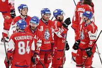 Čeští hráči se radují z vítězství nad Finskem na Švédských hokejových hrách ve Stockholmu 7. května 2022.