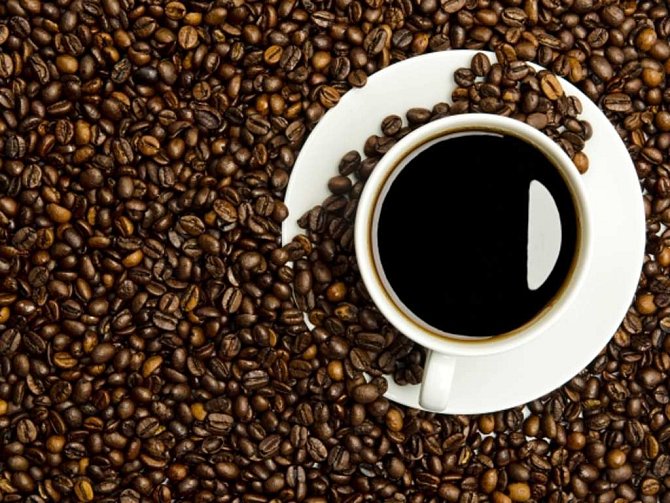 Lidé vstávající časně by měli pít kávu ráno, večerní šálek kávy by jim mohl rušit spánek.  