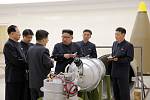 Severokorejský vůdce Kim Čong-un při prohlídce raketového zařízení