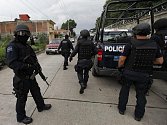 Mexičtí policisté hlídkují v ulicích města Uruapan. 