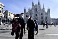 Lidé s rouškami před katedrálou v Miláně.